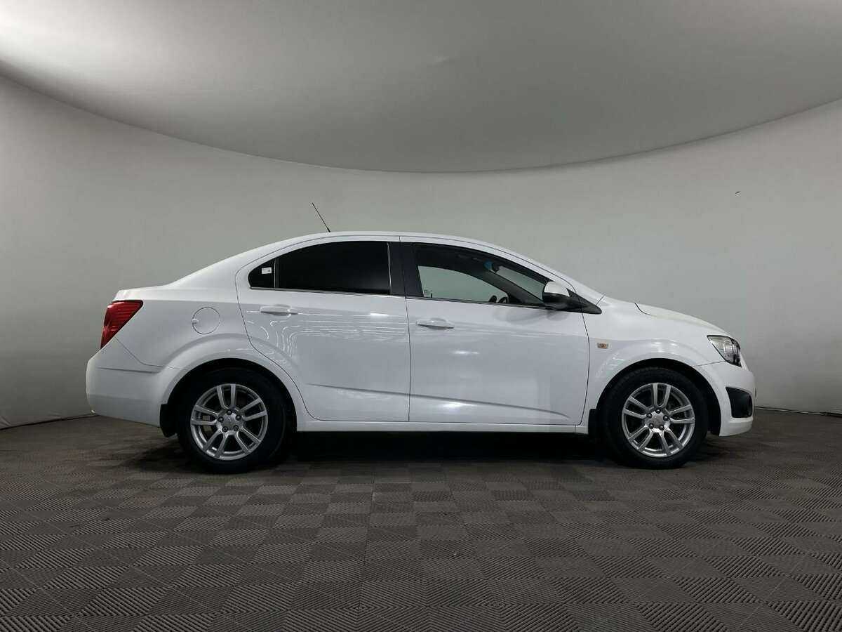 Chevrolet Aveo, 2015 - фото №2